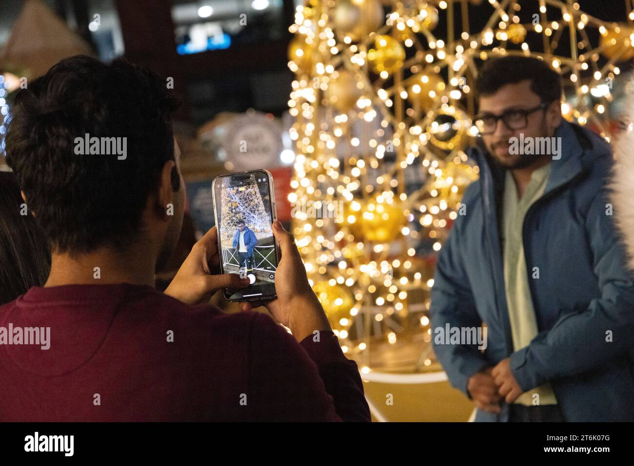 Manchester, Großbritannien. November 2023. Hunderte strömen am ersten Tag des Manchester Christmas Market in die Picadilly Gardens und freuen sich an einer Mischung aus Imbissständen und Lichterglanzen. Quelle: Shing Hei Yip/Alamy Live News Stockfoto