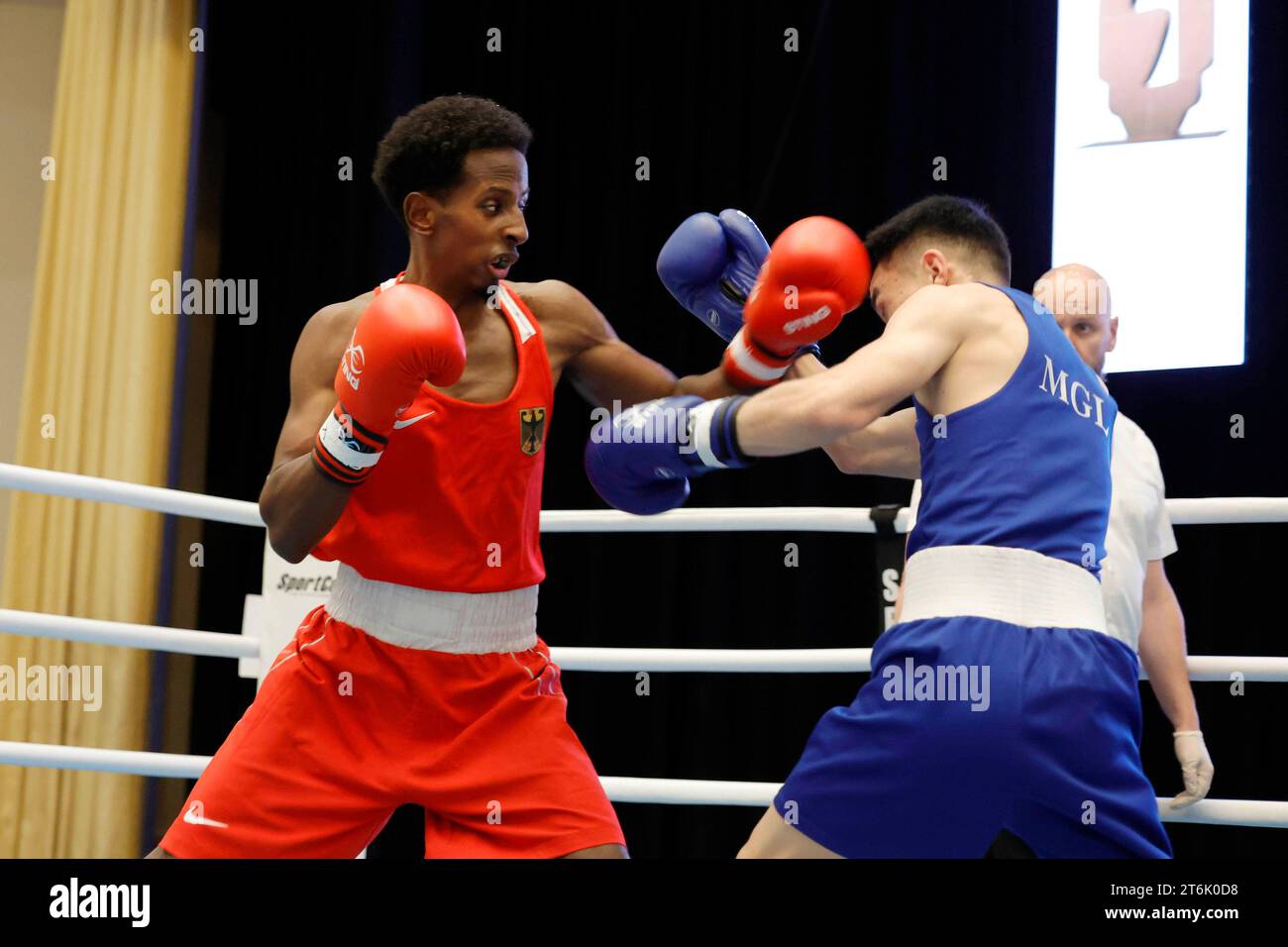 Köln 28.10.2023 Köln Boxing Cup 2023 Köln Boxing Cup 2023 im Maritim Hotel in Köln Fliegengewicht (M51kg) Salah IBRAHIM GER , Rot DAVAADORJ Lkhagvdadorj MGL , Blau Foto: Norbert Schmidt,Düsseldorf Stockfoto