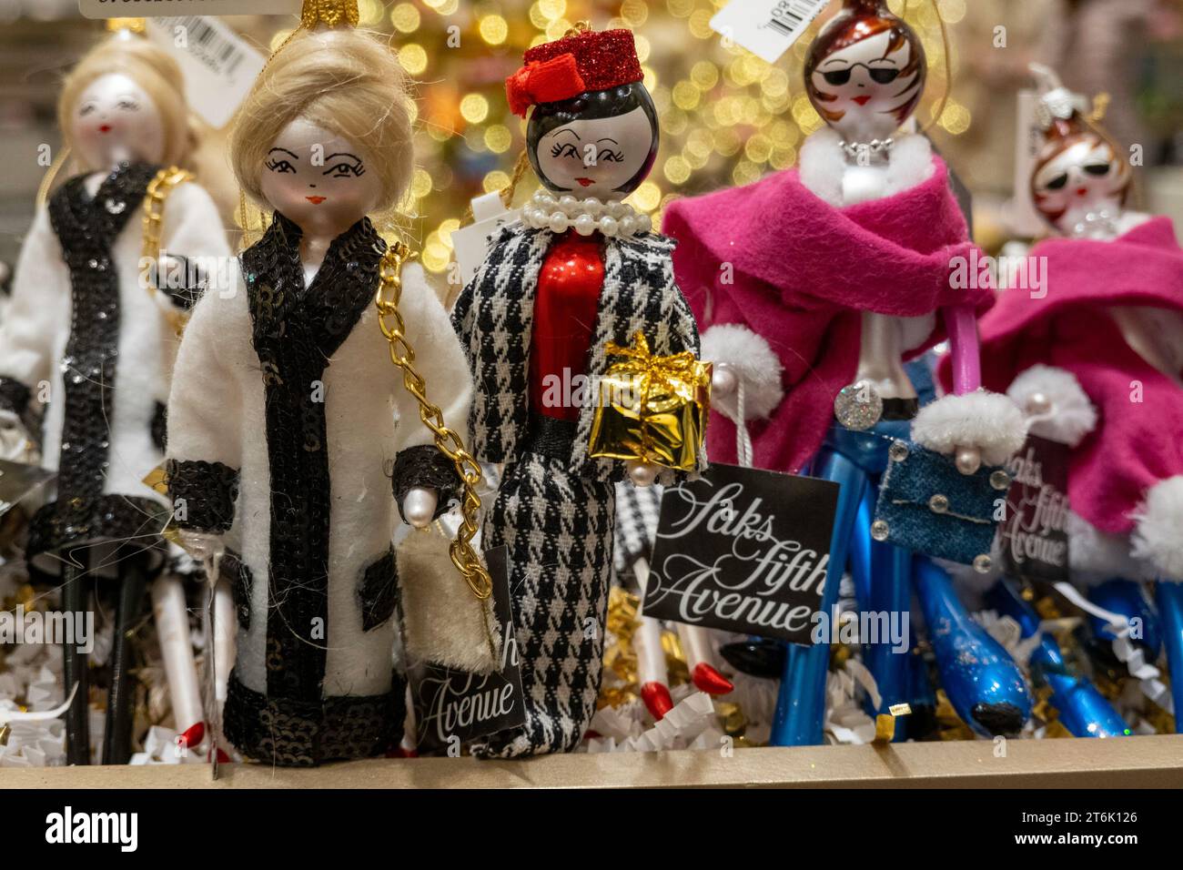 Der Flagship Store der Saks Fifth Avenue hat einen Weihnachtsmarkt in New York City, USA 2023 Stockfoto