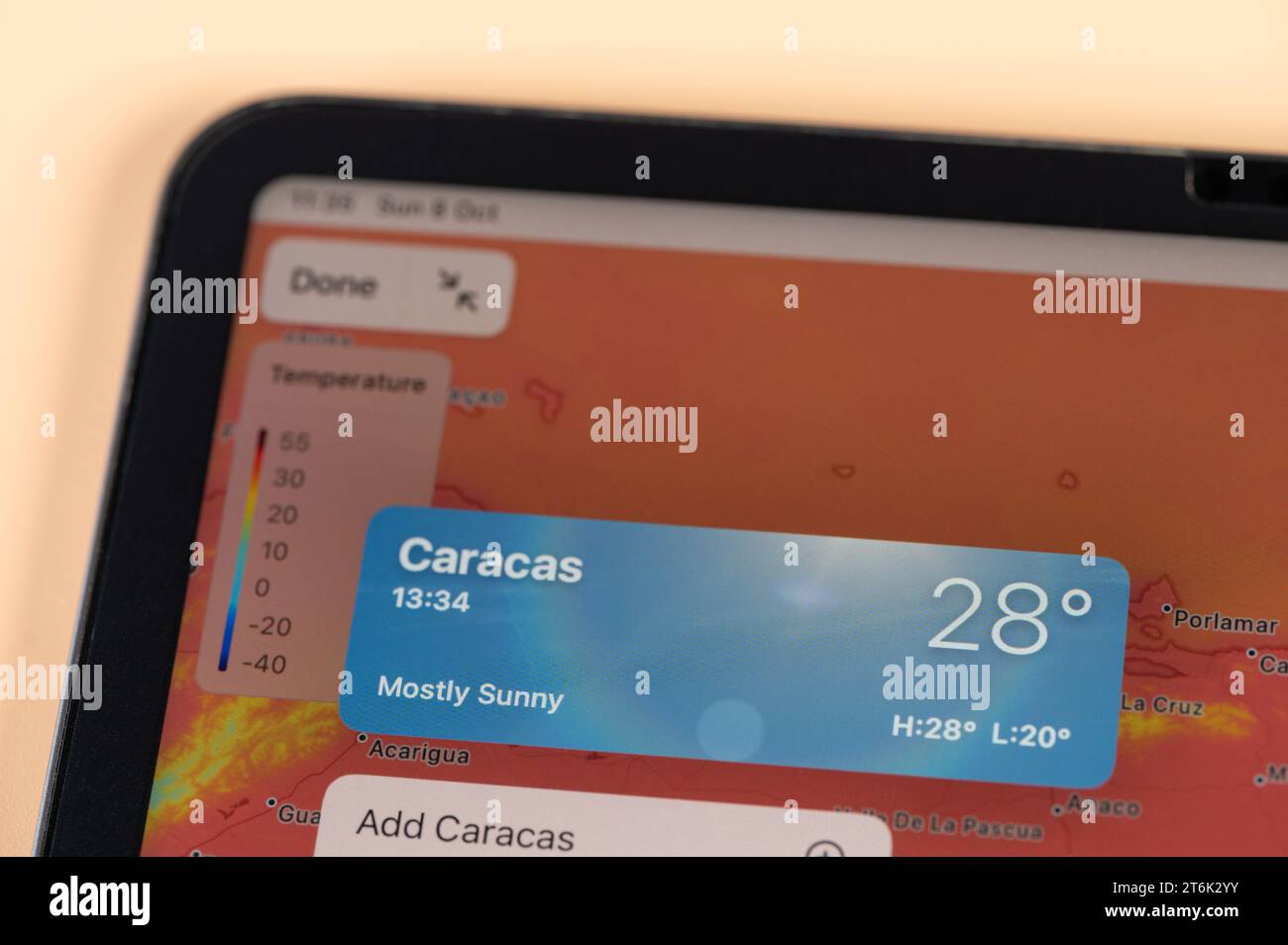 New York, USA – 8. Oktober 2023: Überprüfung der Temperatur draußen in Caracas City über die Online-App ipad Tablet Bildschirm Nahansicht Stockfoto