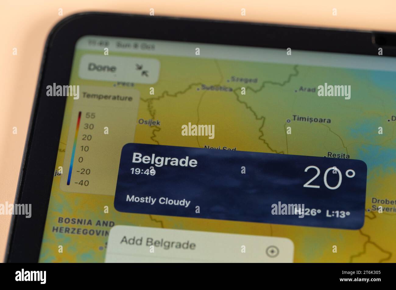 New York, USA - 8. Oktober 2023: Überprüfung der Temperatur in Belgrad City mit der Online-App ipad Tablet Bildschirm Nahaufnahme Stockfoto