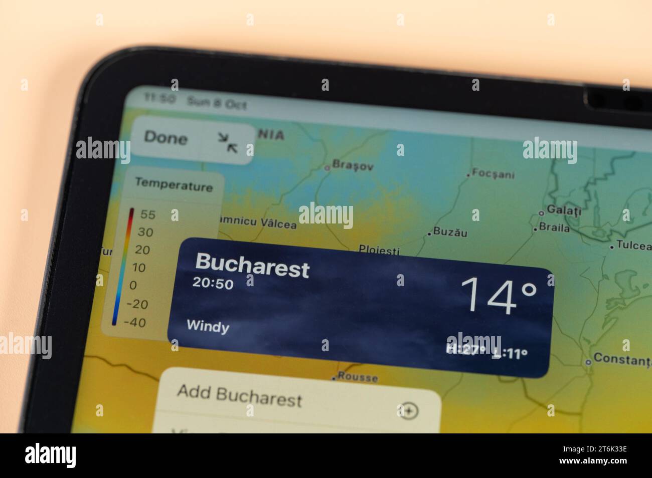 New York, USA – 8. Oktober 2023: Überprüfung der Temperatur in Bukarest mit der Online-App ipad Tablet-Bildschirm Nahansicht Stockfoto