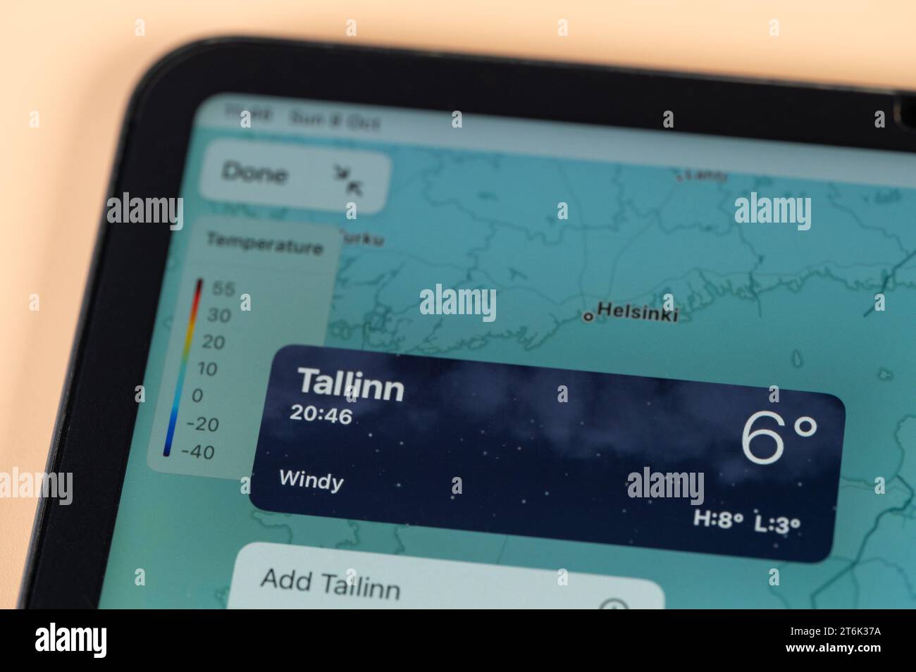 New York, USA – 8. Oktober 2023: Überprüfung der Temperatur in Tallinn mit der Online-App, dem ipad, dem Tablet-Bildschirm aus nächster Nähe Stockfoto