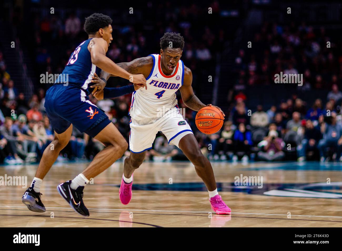 Charlotte, NC, USA. November 2023. Ryan Dunn (13) bewacht Florida Gators Forward Tyrese Samuel (4) während der ersten Hälfte der Hall of Fame Series 2023 im Spectrum Center in Charlotte, NC. (Scott Kinser/CSM). Quelle: csm/Alamy Live News Stockfoto