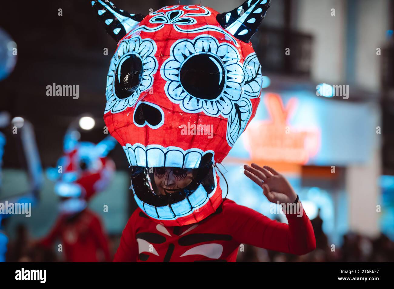 MEXIKO-STADT, MEXIKO - 4. NOVEMBER 2023: Tag der Toten Parade 2023 in Mexiko-Stadt, typische Kostüme der Region, die den Tod darstellen, Masken des Todes Stockfoto