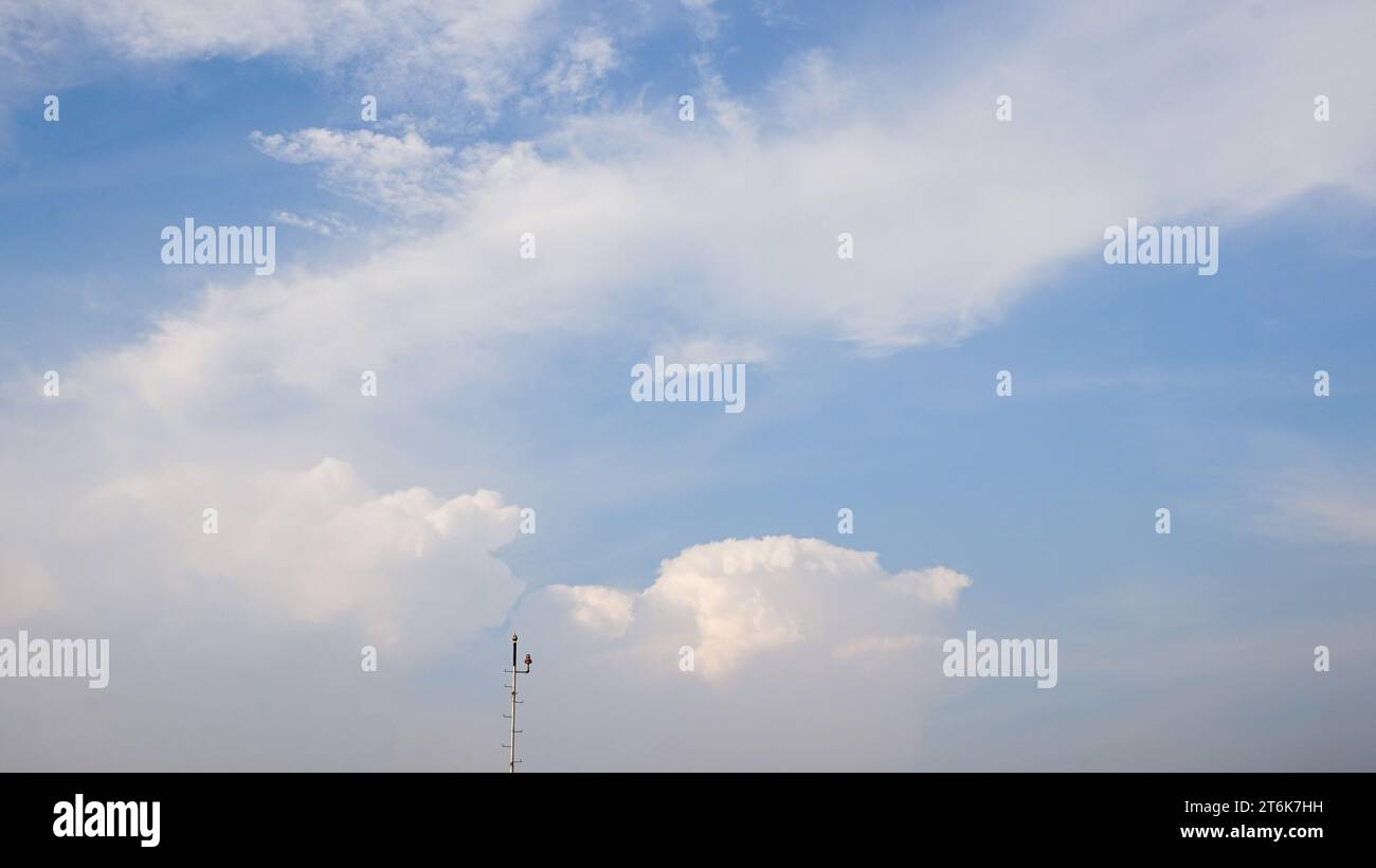 Antenne mit Himmel und weißen Wolken Hintergrund Stockfoto