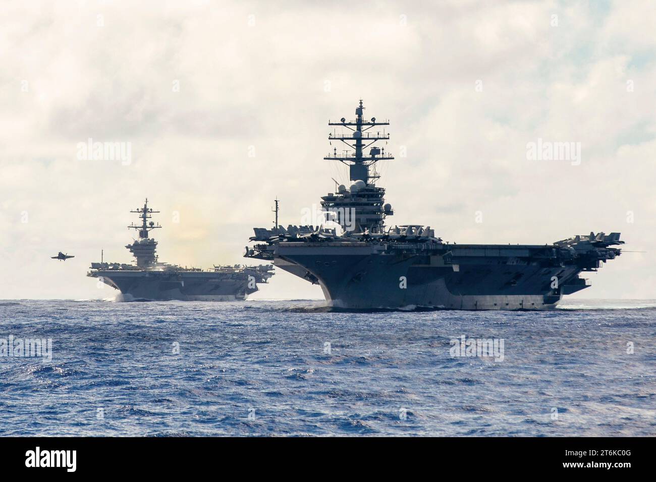6. November 2023 - Philippinische See - die Flugzeugträger der Nimitz-Klasse USS Carl Vinson (CVN 70) und USS Ronald Reagan (CVN 76) durchquerten die Philippinische See am 6. November 2023. Carl Vinson und Ronald Reagan nehmen am bilateralen Multi-Large Deck Event (MLDE) Teil, bei dem die Schiffe und Flugzeuge der Japan Maritime Self-Defense Force (JMSDF) Escort Flotilla 3 sowie die USA NavyÃs Carrier Strike Group 1 und Carrier Strike Group 5 vertreten sind. MLDE ist eine Veranstaltung mit mehreren Domänen, die die bereits heute bestehende starke Partnerschaft und Interoperabilität zwischen der JMSDF und der US Navy stärkt. (Kreditbild Stockfoto