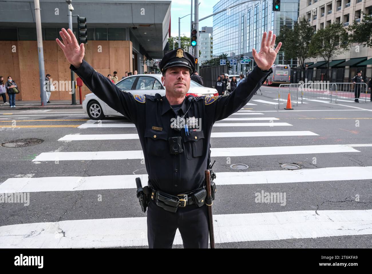 Ein Polizeibüro verhindert, dass Menschen in der Nähe des Moscone Centers laufen. Die Asia-Pacific Economic Cooperation (APEC) wird vom 11. Bis 17. November 2023 in San Francisco, Kalifornien, stattfinden, hauptsächlich im Moscone Center. Auf dem Gipfeltreffen werden führende Politiker und Vertreter der Wirtschaft aus verschiedenen Ländern zusammenkommen, um sich an Diskussionen über eine Reihe von Themen zu beteiligen. Namhafte Persönlichkeiten wie Präsident Joe Biden aus den Vereinigten Staaten und Präsident Xi Jinping aus der Volksrepublik China werden erwartet, dass sie sich während des Gipfels treffen. In Vorbereitung, Straßen und Straßen im VI Stockfoto