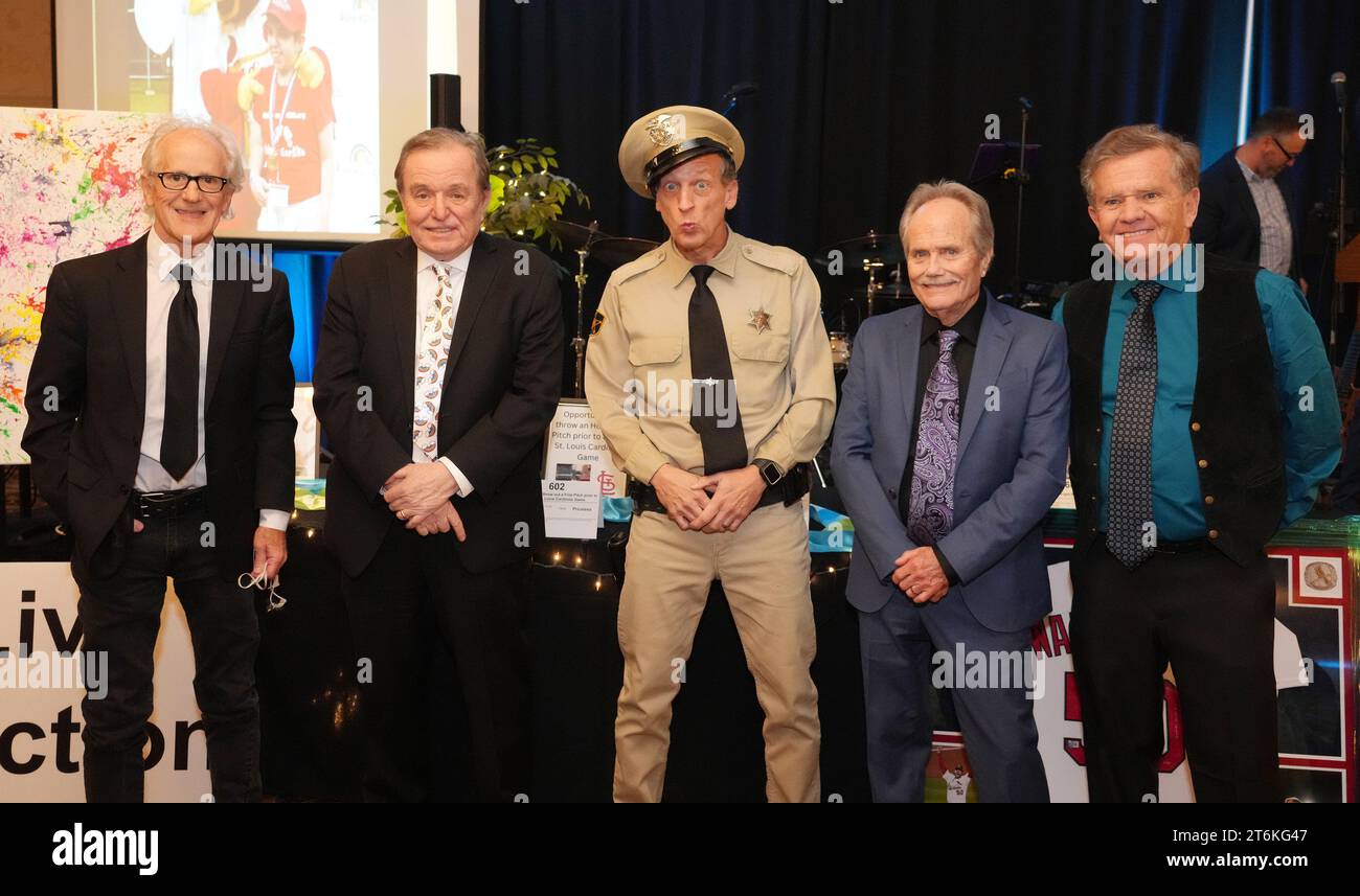 Mehrere TV-Kinderfavoriten ( L bis R) Keith Thibodeaux, Little Ricky aus der 'I Love Lucy', Jerry Mathers, Beaver aus 'Leave IT to Beaver', Comedian Rik Roberts als Barney Fife aus der 'Andy Griffith Show' Jon Provost, Timmy von „Lassie“ und Butch Patrick Eddie Munster von „The Munsters“ treffen sich auf der Bühne während der Rainbows for Kids Gala 2023 in Maryland Heights, Missouri am Freitag, den 10. November 2023. Regenbogen für Kinder hilft Kindern mit Krebs oder anderen schweren Krankheiten. Foto: Bill Greenblatt/UPI Stockfoto