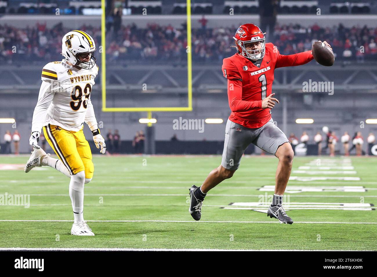 10. November 2023: Der Quarterback der UNLV Rebels Jayden Maiava (1) erzielt einen Touchdown während der ersten Hälfte des College-Fußballspiels mit den Wyoming Cowboys und den UNLV Rebels im Allegiant Stadium in Las Vegas, NV. Christopher Trim/CSM. Stockfoto