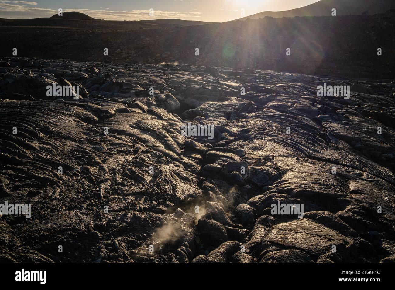 8. November 2023, Grindavik, Island: Ein Lavafeld, das sich nach dem Ausbruch des Vulkans Fagradalsfjall 2021 bildete. Der Standort liegt nur wenige Kilometer von Grindavik entfernt. Island bereitet sich auf einen weiteren Vulkanausbruch auf der Halbinsel Reykjanes vor. Nach mehr als 1400 Erdbeben in den letzten 48 Stunden im Gebiet von Grindavik warnen Experten vor einem sehr wahrscheinlichen Vulkanausbruch in den kommenden Tagen. In den Jahren 2021, 2022 und 2023 kam es in der Nähe des Gebiets Grindavik zu Vulkanausbrüchen mit etwa 3200 Einwohnern. Vorerst hat das bekannte Thermalbad der Blauen Lagune seine Türen geschlossen Stockfoto