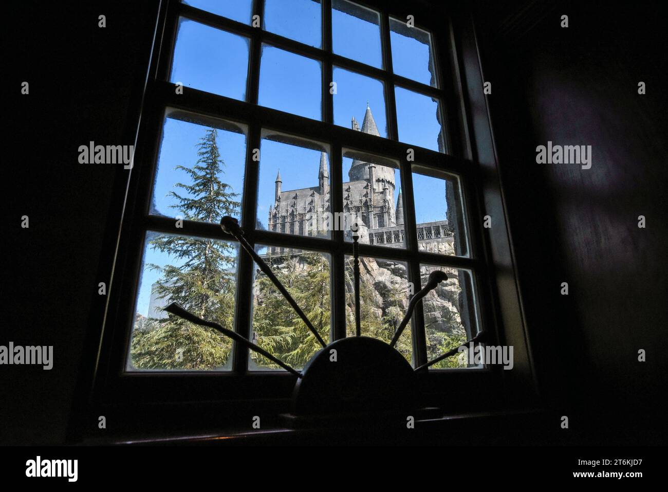 Fensterblick zum Hogwarts Castle von Ollivanders in der Zauberwelt von Harry Potter - Universal Studios Hollywood, Los Angeles, Kalifornien Stockfoto