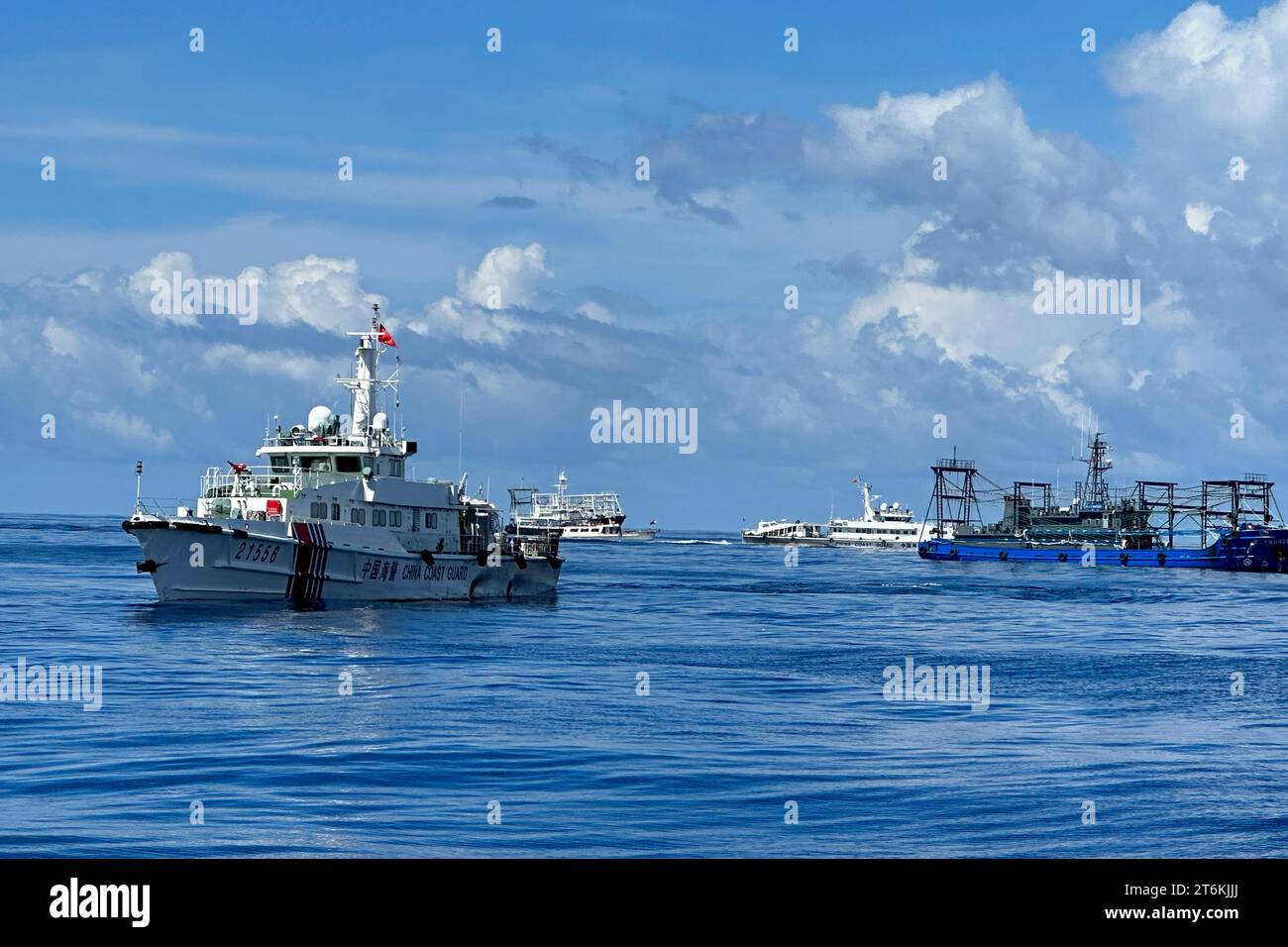 Chinese coast guard and suspected Chinese militia ship block the Philippine coast guard ship BRP Cabra as they approach Second Thomas Shoal, locally known as Ayungin Shoal, during a resupply mission at the disputed South China Sea on Friday Nov. 10, 2023. (AP Photo/Joeal Calupitan) Stockfoto