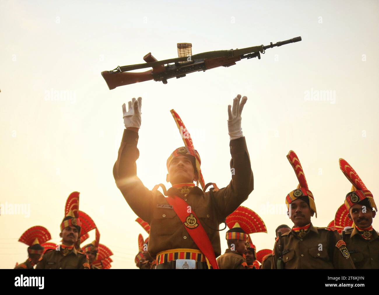 9. November 2023, Srinagar Kashmir, Indien: Ein neuer Rekrut der Indian Border Security Force (BSF) warf sein Gewehr, um nach ihrer Ohnmacht-Parade in Humhama am Stadtrand von Srinagar zu feiern. Insgesamt 599 Rekruten wurden offiziell in die BSF, eine indische paramilitärische Truppe, aufgenommen, nachdem sie 44 Wochen Training in körperlicher Fitness, Waffenhandhabung, Kommandooperationen und Aufstandsbekämpfung absolviert hatten, sagte ein Sprecher der BSF. Am 9. November 2023 In Srinagar Kaschmir, Indien. (Kreditbild: © Firdous Nazir/OKULARIS via ZUMA Press Wire) NUR REDAKTIONELLE VERWENDUNG! Nicht für kommerzielle ZWECKE! Stockfoto