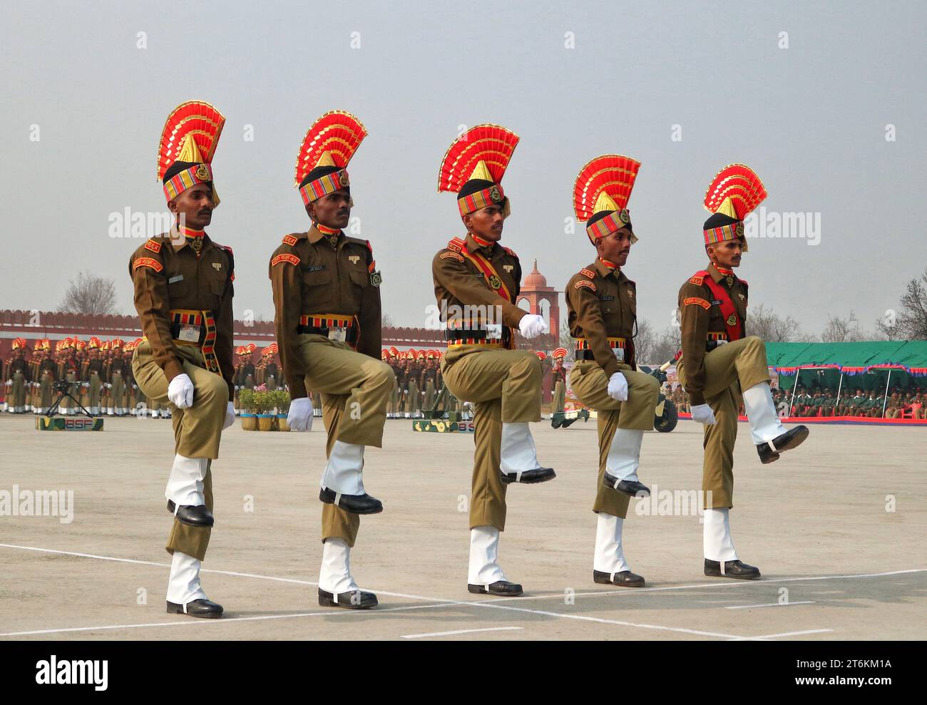 9. November 2023, Srinagar Kashmir, Indien: Neue Rekruten der Indian Border Security Force (BSF) marschieren während einer Ausscheidungsparade in Humhama am Stadtrand von Srinagar. Insgesamt 599 Rekruten wurden offiziell in die BSF, eine indische paramilitärische Truppe, aufgenommen, nachdem sie 44 Wochen Training in körperlicher Fitness, Waffenhandhabung, Kommandooperationen und Aufstandsbekämpfung absolviert hatten, sagte ein Sprecher der BSF. Am 9. November 2023 In Srinagar Kaschmir, Indien. (Kreditbild: © Firdous Nazir/OKULARIS via ZUMA Press Wire) NUR REDAKTIONELLE VERWENDUNG! Nicht für kommerzielle ZWECKE! Stockfoto