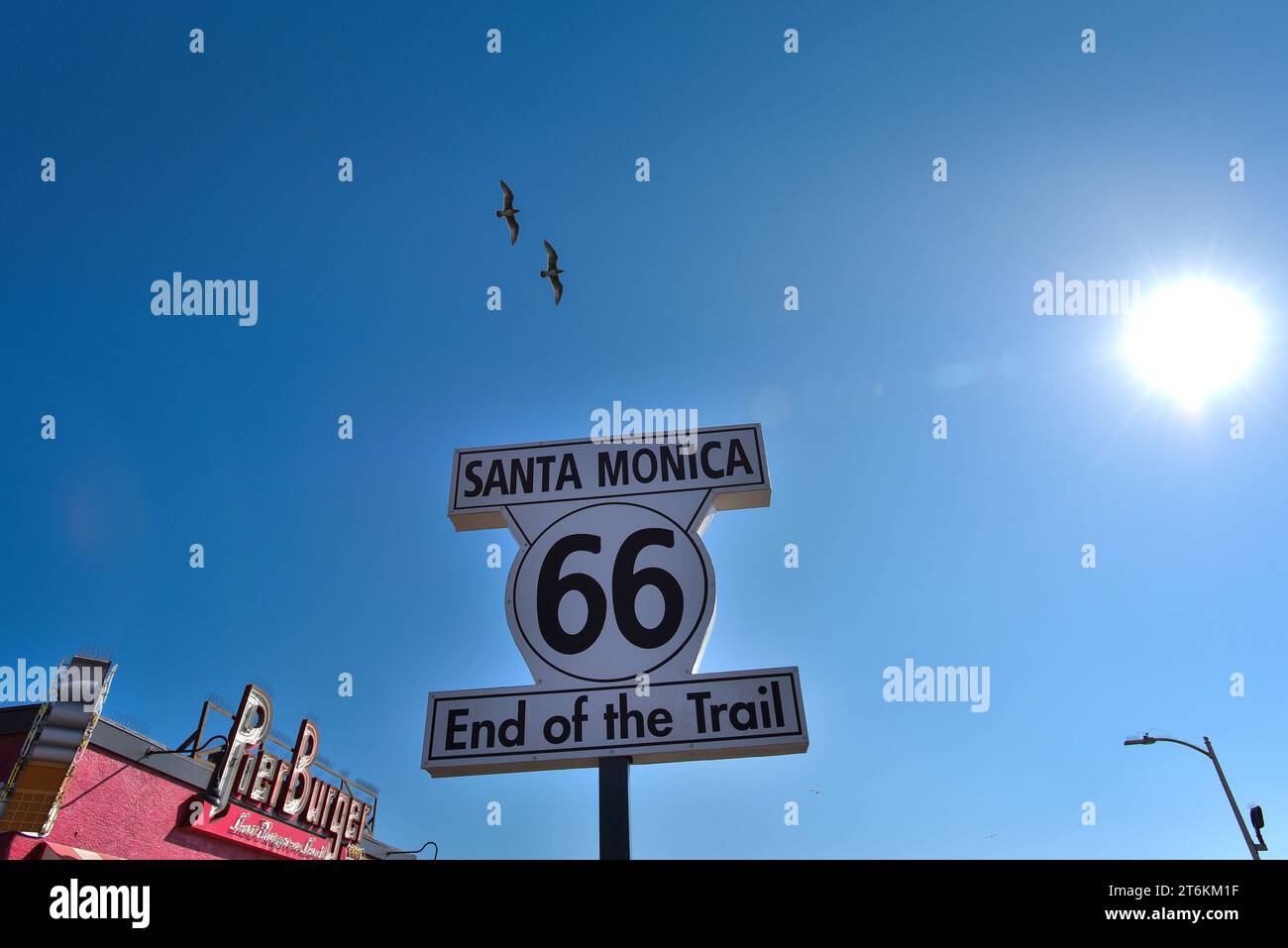 Route 66 Wegweiser zum Ende des Weges in Santa Monica Pier - Kalifornien, USA Stockfoto