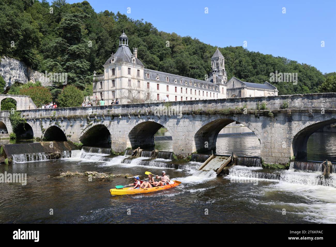 Brantôme im Périgord wurde auch Venedig des Périgord genannt, weil der Fluss Dronne ihn auf allen Seiten überquert. Abtei eingebettet in die Klippe, Troglo Stockfoto