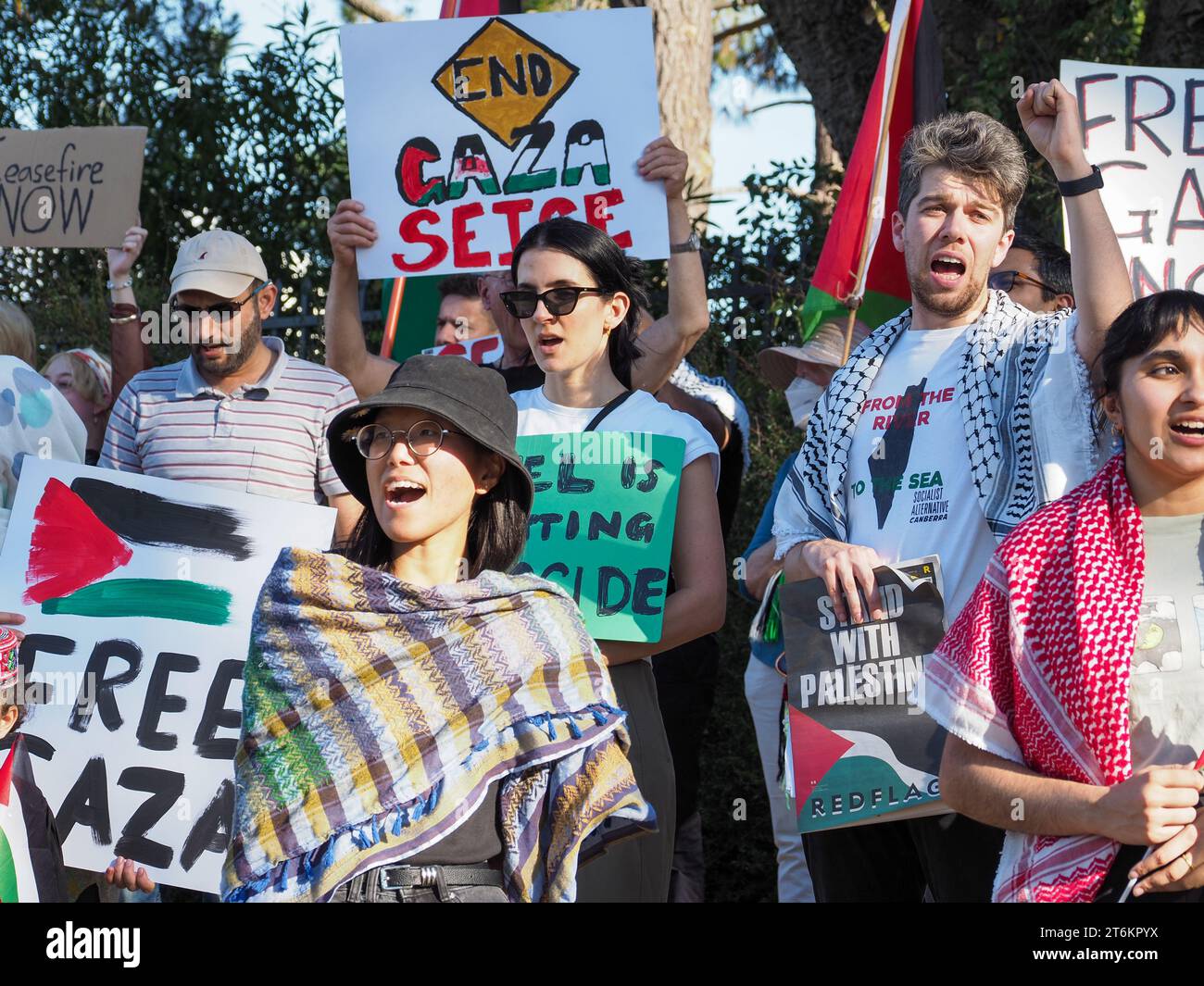 Canberra, Australien, 10. November 2023. Rund 200 Demonstranten versammeln sich vor der israelischen Botschaft und marschieren zur US-Botschaft, um einen sofortigen Waffenstillstand zu fordern und Israel die Belagerung von Gaza aufzuheben. Quelle: Leo Bild/Alamy Live News Stockfoto