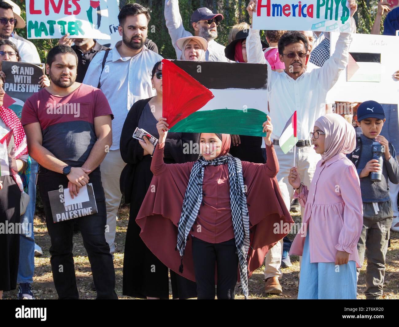 Canberra, Australien, 10. November 2023. Rund 200 Demonstranten versammeln sich vor der israelischen Botschaft und marschieren zur US-Botschaft, um einen sofortigen Waffenstillstand zu fordern und Israel die Belagerung von Gaza aufzuheben. Quelle: Leo Bild/Alamy Live News Stockfoto