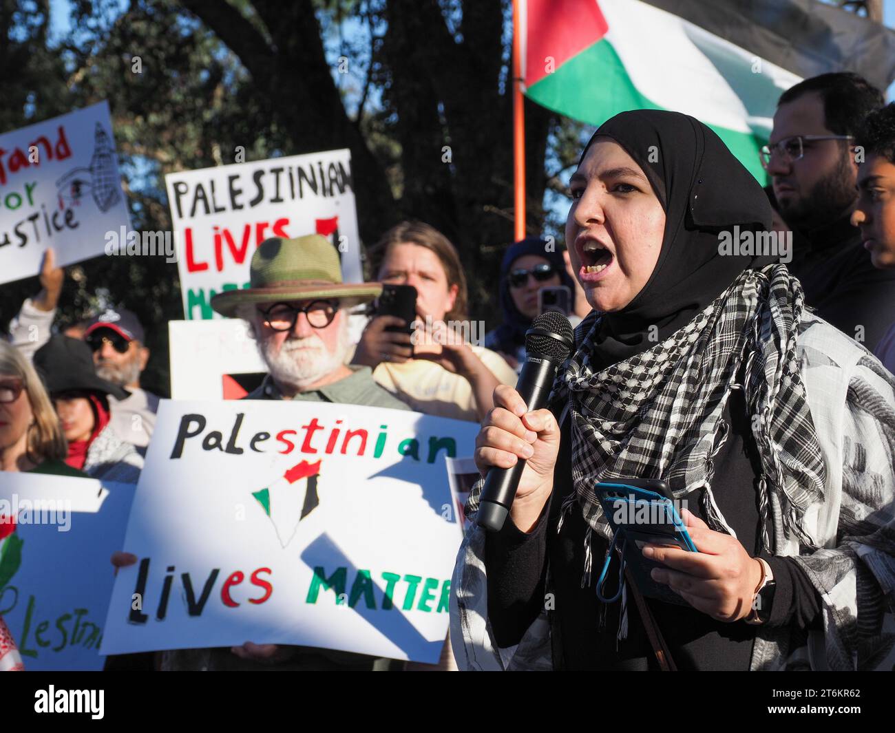 Canberra, Australien, 10. November 2023. Rund 200 Demonstranten versammeln sich vor der israelischen Botschaft und marschieren zur US-Botschaft, um einen sofortigen Waffenstillstand zu fordern und Israel die Belagerung von Gaza aufzuheben. Quelle: Leo Bild/Alamy Live News Stockfoto