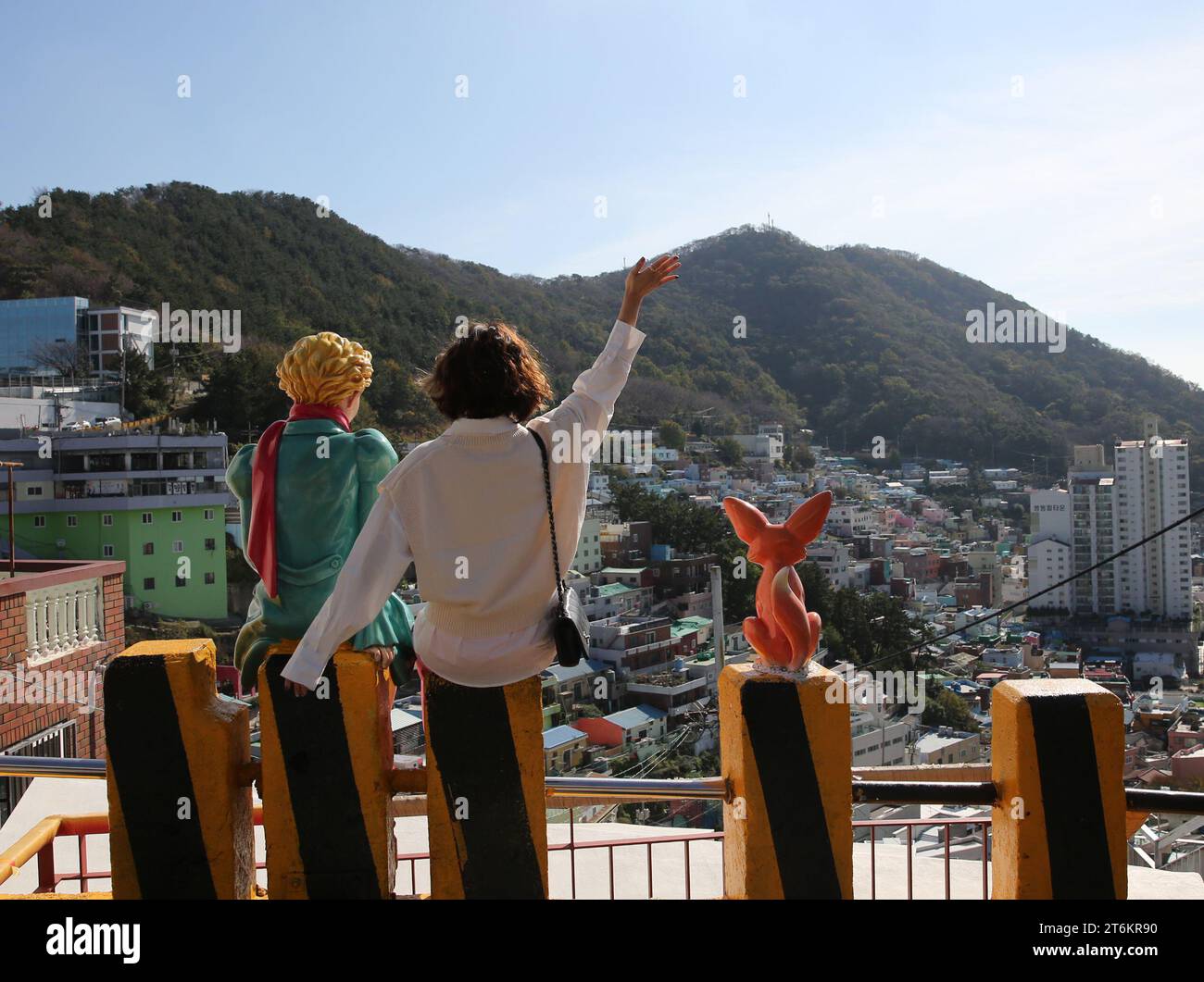 (231111) -- BUSAN, 11. November 2023 (Xinhua) -- Ein Tourist posiert für Fotos im Gamcheon Culture Village in Busan, Südkorea am 9. November 2023. (Xinhua/Yao Qilin) Stockfoto