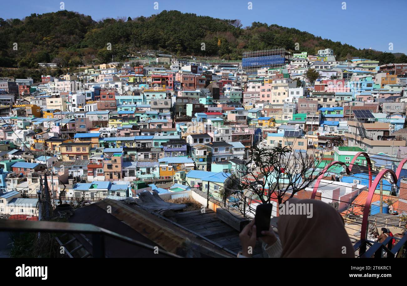 (231111) -- BUSAN, 11. November 2023 (Xinhua) -- dieses Foto vom 9. November 2023 zeigt die Landschaft im Gamcheon Culture Village in Busan, Südkorea. (Xinhua/Yao Qilin) Stockfoto