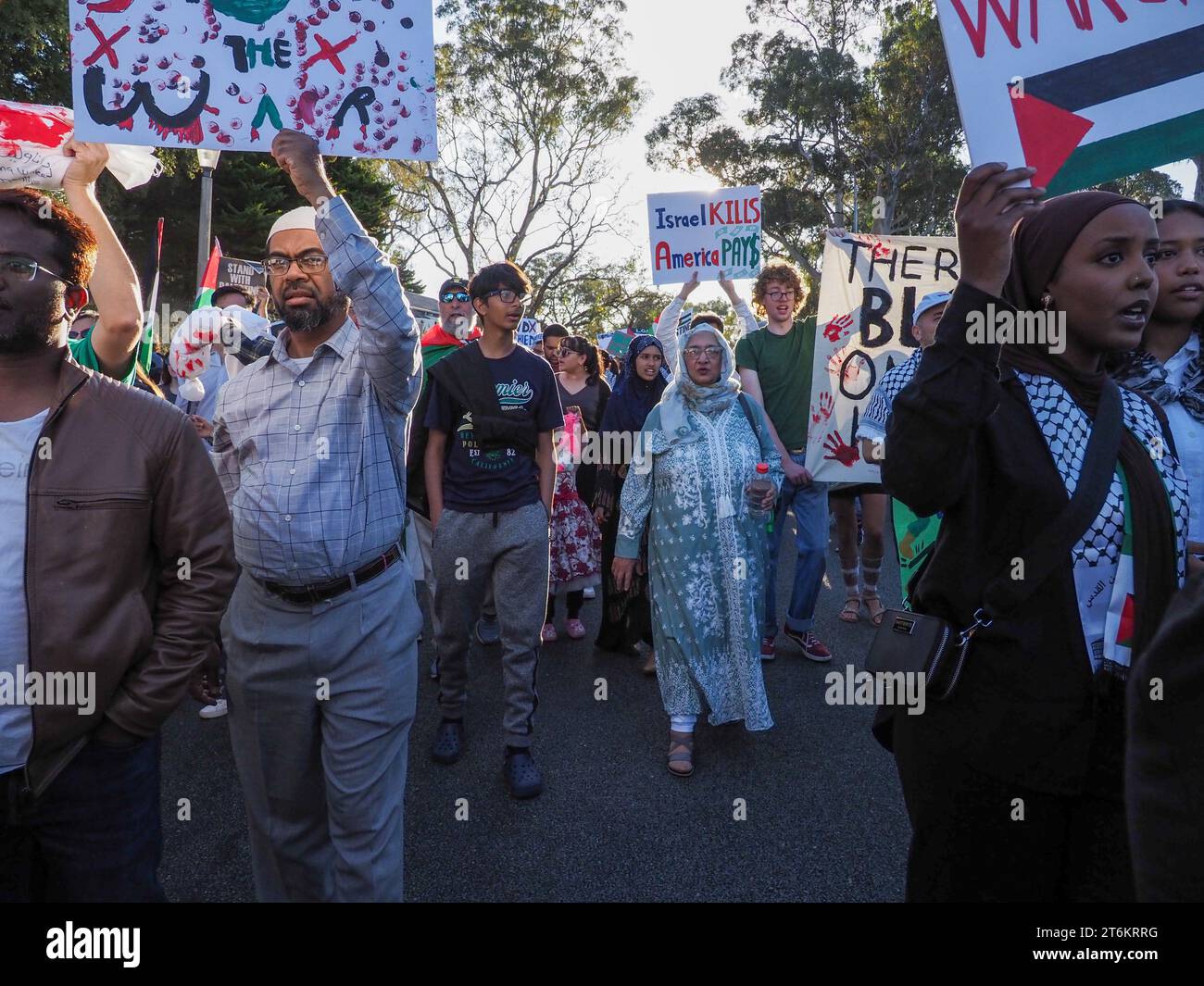 Canberra, Australien, 10. November 2023. Rund 200 Demonstranten versammeln sich vor der israelischen Botschaft und marschieren zur US-Botschaft, um einen sofortigen Waffenstillstand zu fordern und Israel die Belagerung von Gaza aufzuheben. Quelle: Leo Bild/Alamy Live News Stockfoto