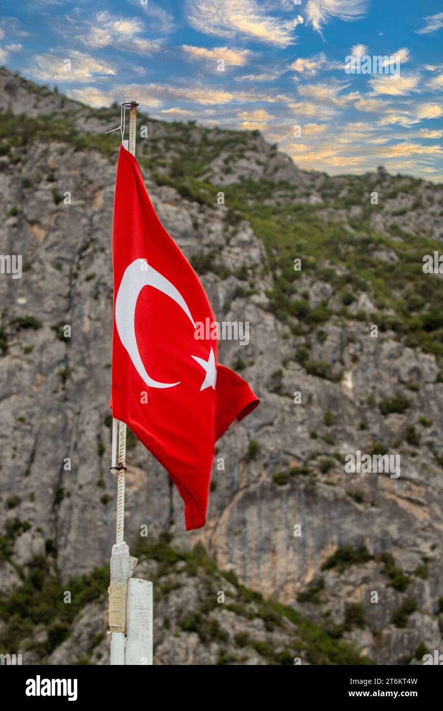 Türkische Flagge. Türkische Flagge winkt vor felsigem Hintergrund Stockfoto