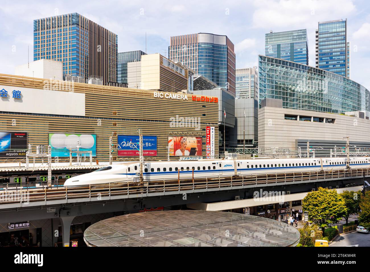 Tokio, Japan - 26. September 2023: Shinkansen N700 Hochgeschwindigkeitszug, der von Japan Rail JR am Bahnhof Yurakucho in Tokio betrieben wird. Stockfoto