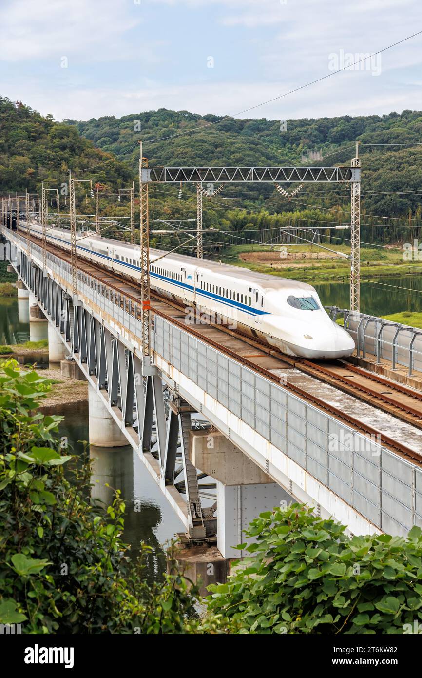 Kurashiki (Japan) – 1. Oktober 2023: Der Hochgeschwindigkeitszug Shinkansen N700 wird von Japan Rail JR auf der Sanyo Shinkansen-Strecke in Kurashiki (Japan) betrieben. Stockfoto