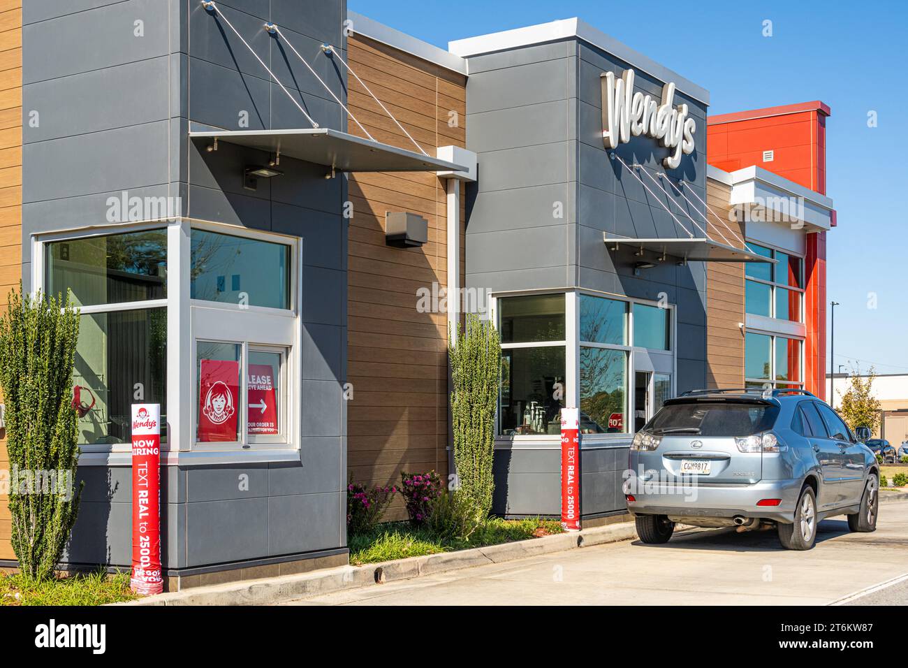 Drive-Thru-Gast in einem Wendy's Fast-Food-Restaurant in McDonough, Georgia. (USA) Stockfoto