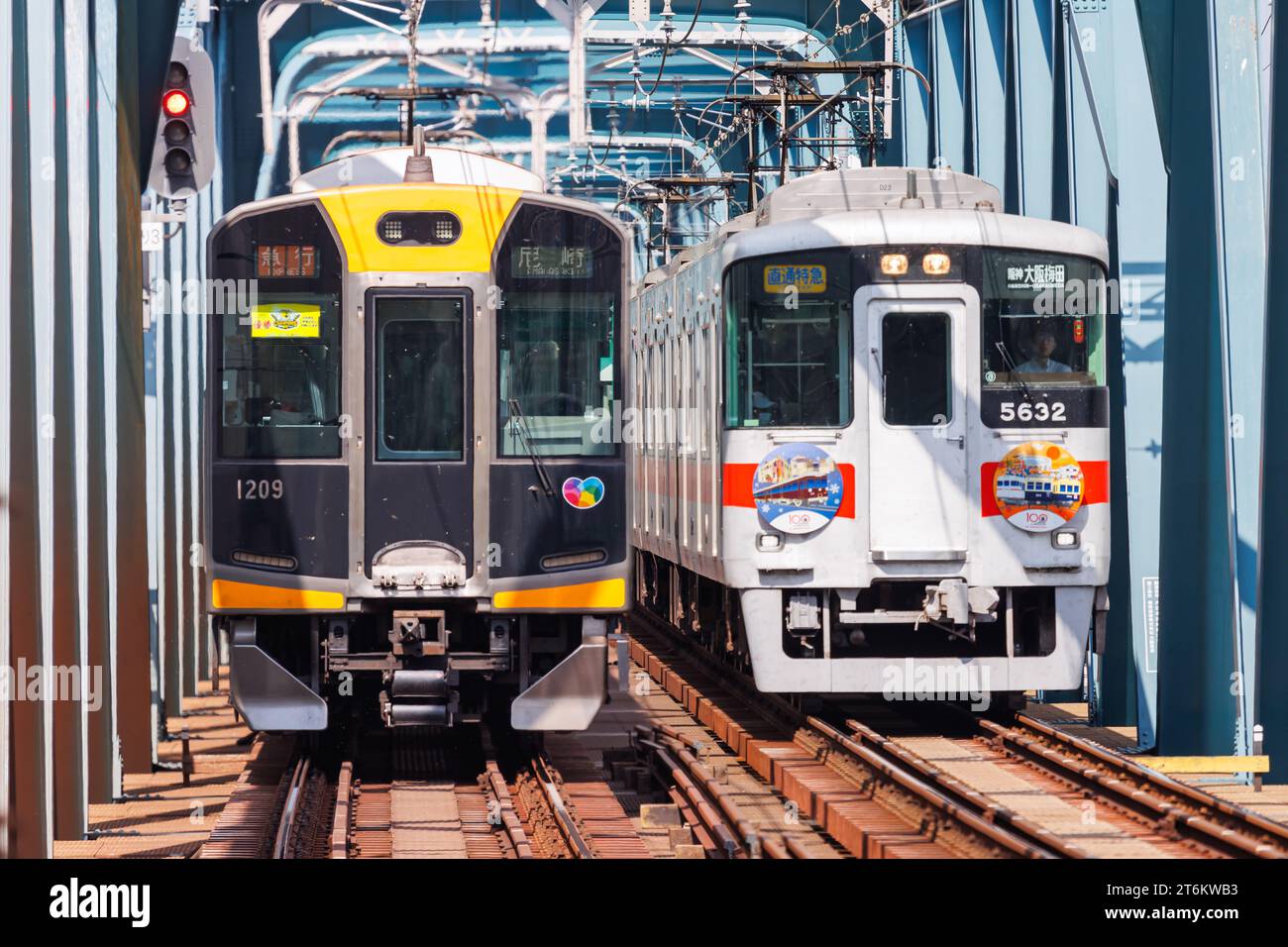 Osaka, Japan - 30. September 2023: Nahverkehrszüge der privaten Hanshin Electric Railway in Osaka, Japan. Stockfoto