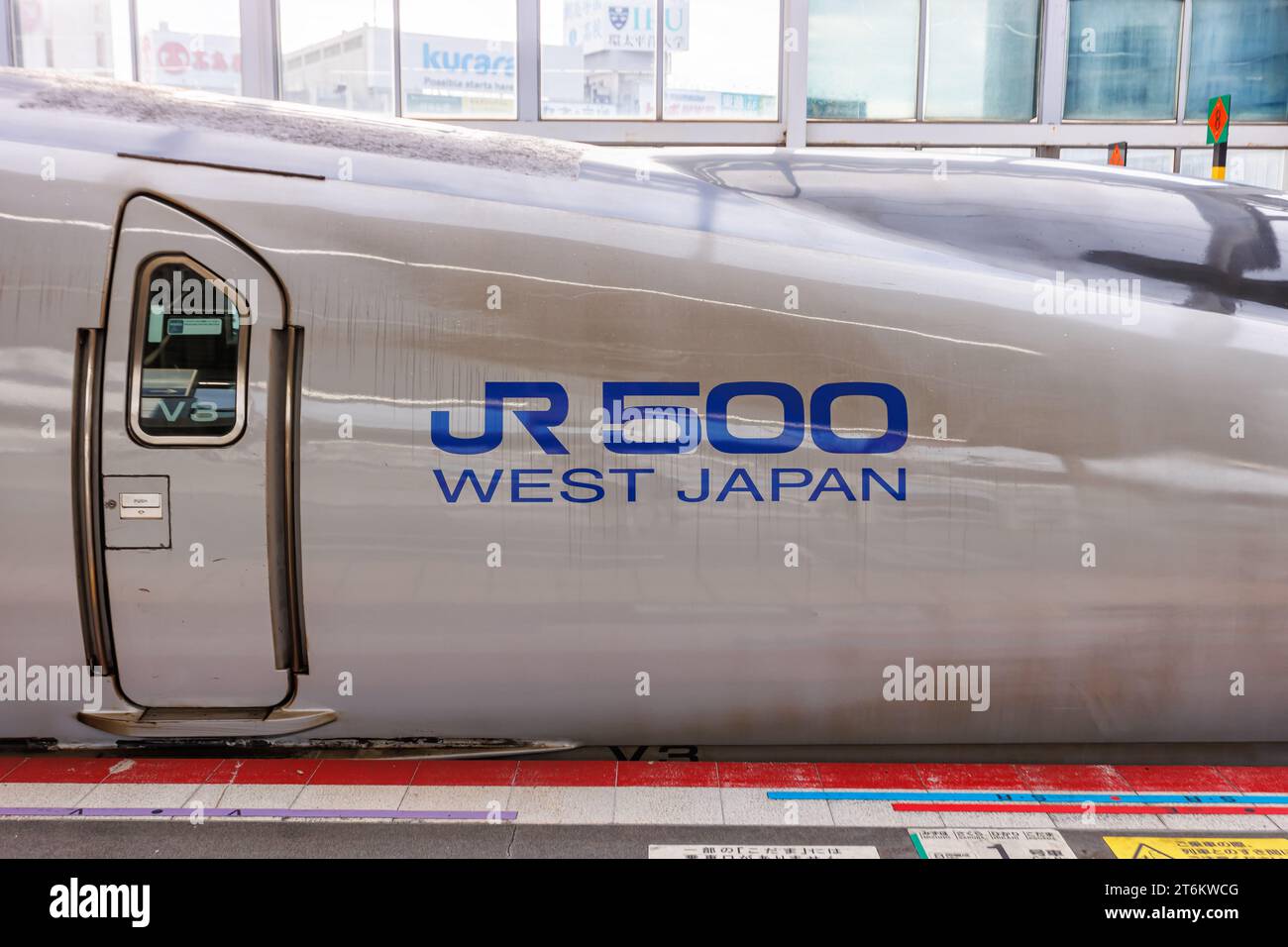 Okayama, Japan - 1. Oktober 2023: Shinkansen 500-Hochgeschwindigkeitszug, der von Japan Rail JR West am Bahnhof Okayama in Japan betrieben wird Stockfoto