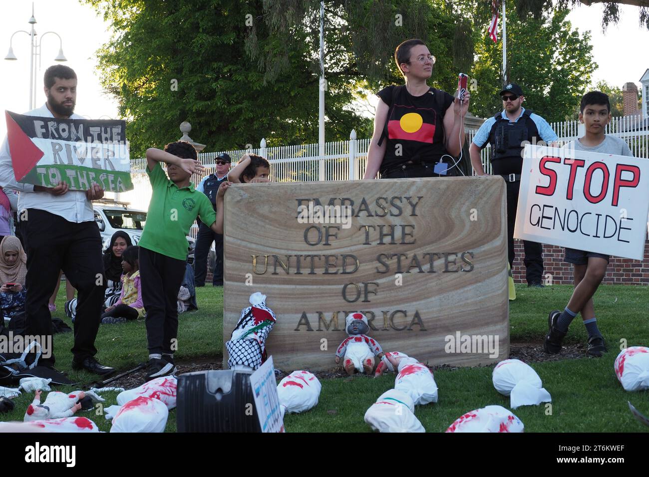 Canberra, Australien, 10. November 2023. Rund 200 Demonstranten versammeln sich vor der israelischen Botschaft und marschieren zur US-Botschaft, um einen sofortigen Waffenstillstand zu fordern und Israel die Belagerung von Gaza aufzuheben. Quelle: Leo Bild/Alamy Live News Stockfoto