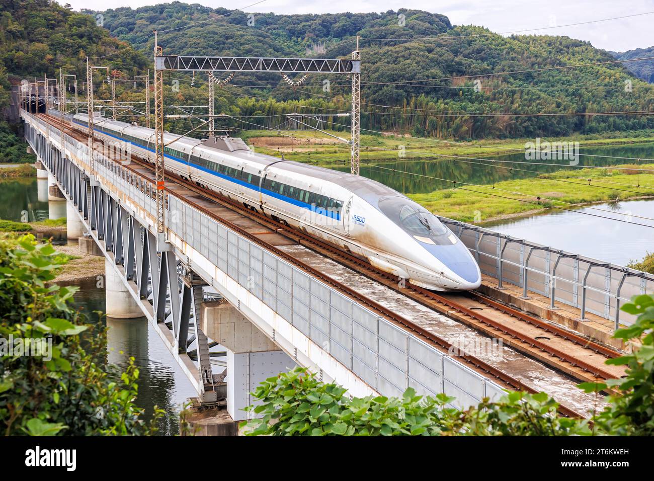 Kurashiki, Japan - 1. Oktober 2023: Shinkansen 500 Hochgeschwindigkeitszug, der von Japan Rail JR West auf der Sanyo Shinkansen-Linie in Kurashiki, Japan betrieben wird. Stockfoto