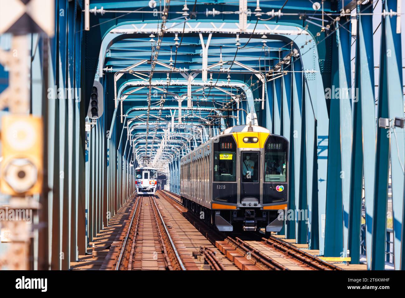 Osaka, Japan - 30. September 2023: Nahverkehrszüge der privaten Hanshin Electric Railway in Osaka, Japan. Stockfoto