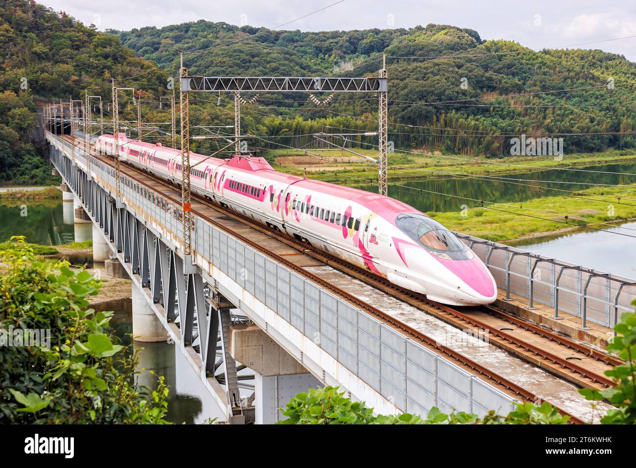 Kurashiki, Japan - 1. Oktober 2023: Shinkansen Hello Kitty Hochgeschwindigkeitszug, der von Japan Rail JR West auf der Sanyo Shinkansen-Linie in Kurashiki, Japa betrieben wird Stockfoto