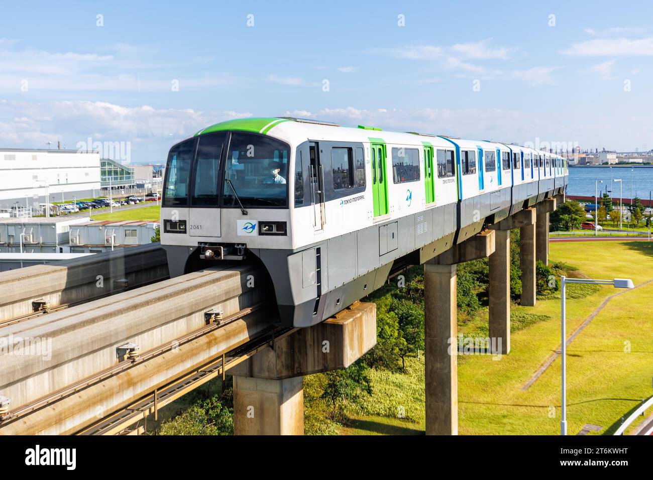 Tokio, Japan - 25. September 2023: Tokio Monorail-Zug am Flughafen Haneda in Tokio, Japan. Stockfoto