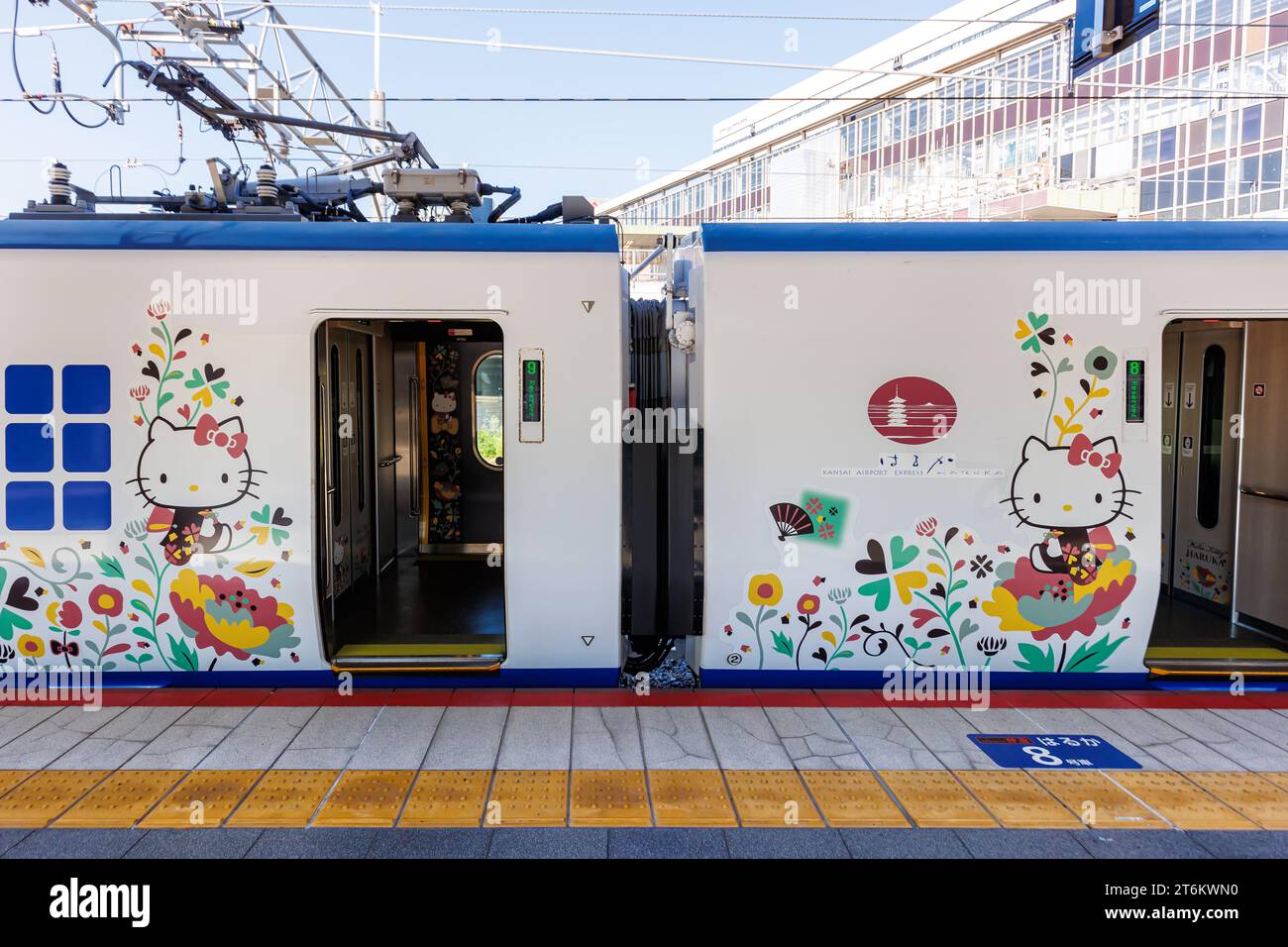 Osaka, Japan - 30. September 2023: Hello Kitty Haruka-Zug, der von Japan Rail JR als Kansai Airport Express in Osaka, Japan, betrieben wird. Stockfoto