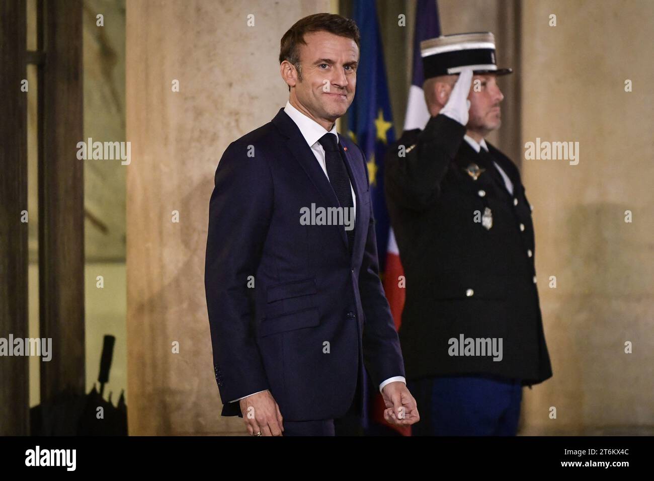 Der französische Präsident Emmanuel Macron wartet darauf, den serbischen Präsidenten Leksandar Vucic zum 5. Christchurch Appeal Summit zu begrüßen, unter dem er und der ehemalige Premierminister Neuseelands und Sondergesandte für den Christchurch Appeal Jacinda Ardern am 10. November 2023 im Elysee Palace in Paris. Stockfoto
