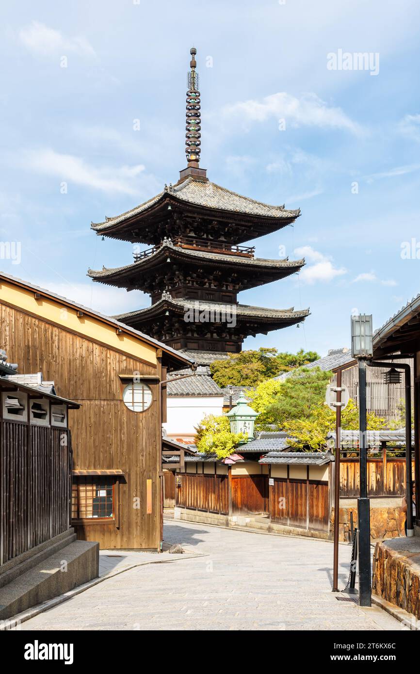 Historische Altstadt von Kyoto mit Yasaka-Pagode und dem antiken Porträtformat des Hokan-JI-Tempels in Japan Stockfoto