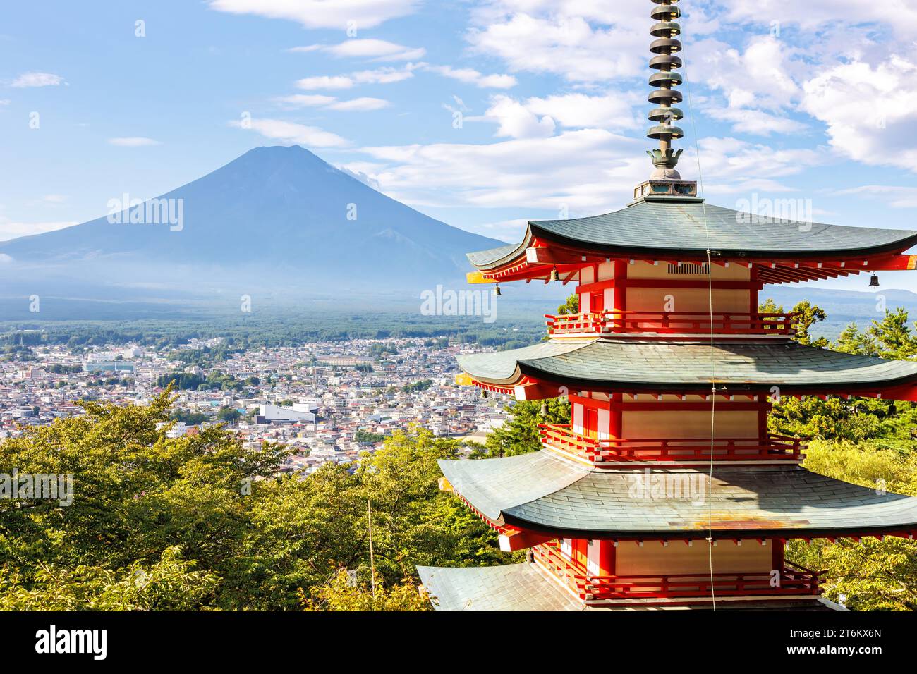 Blick auf den Fuji mit Chureito-Pagode am Arakurayama Sengen Park in Japan Stockfoto