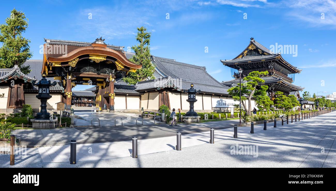 Eintritt zum buddhistischen Higashi Hongan-JI Kloster Tempel in der alten historischen Altstadt von Kyoto Panorama in Japan Stockfoto