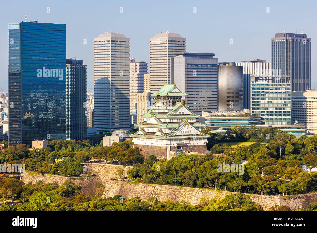 Osaka Castle von oben mit Wolkenkratzern in Japan Stockfoto