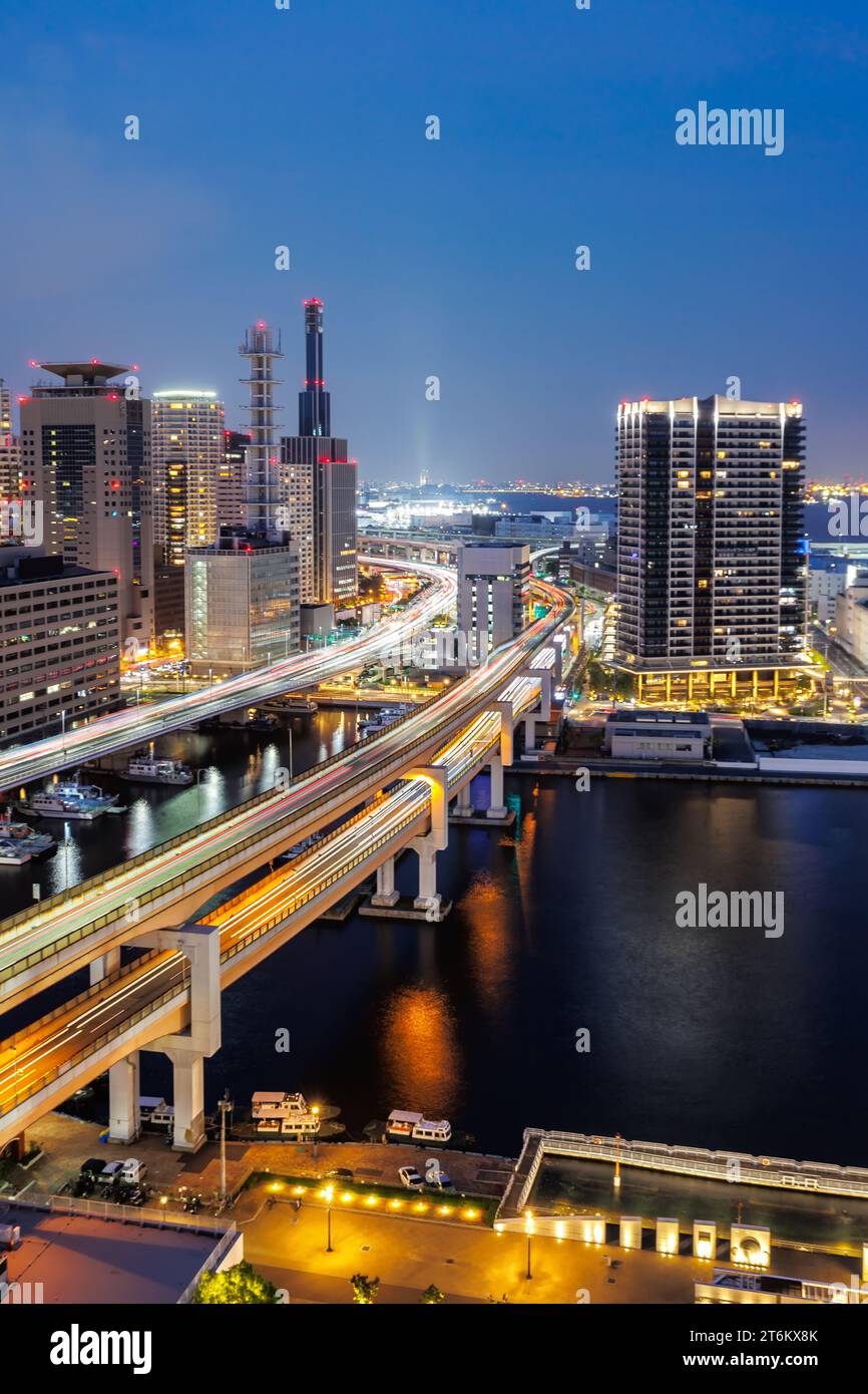Die Skyline von Kobe von oben mit Porträtformat für Hafen und erhöhtem Straßenverkehr in der Dämmerung in Japan Stockfoto