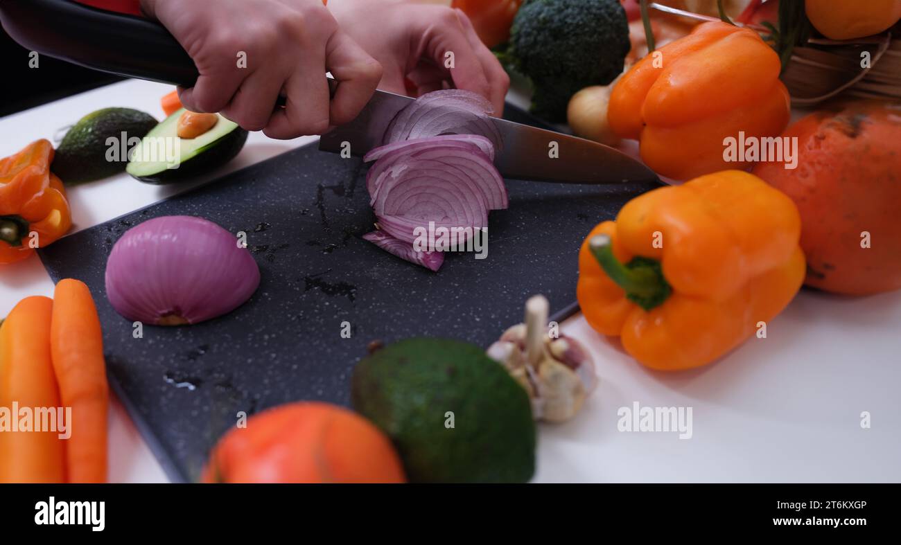 Schneiden von Gemüse rote Zwiebel und gesunde Lebensmittel Stockfoto