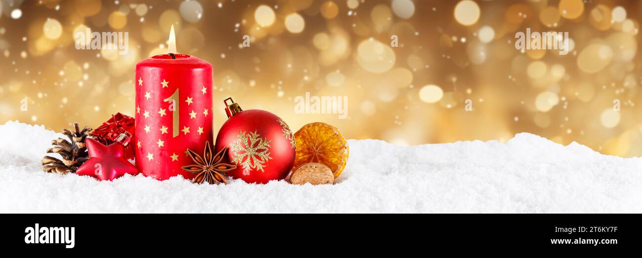 Erster 1. Adventssonntag mit Kerze Weihnachtsdekoration goldenes Banner mit Kopierraum Stockfoto