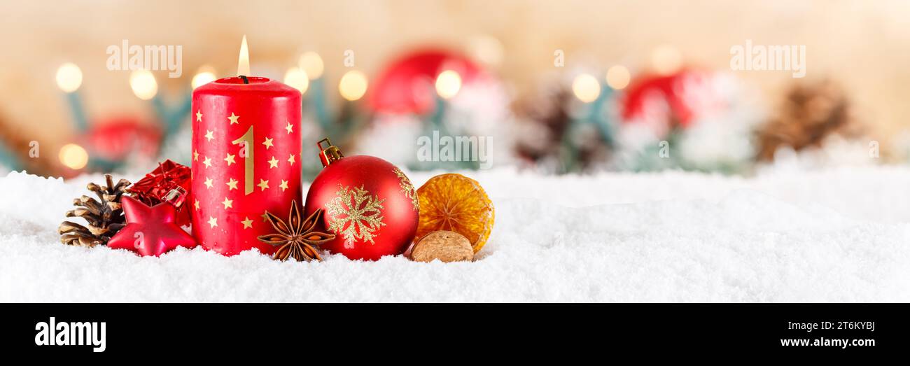 Erster 1. Adventssonntag mit brennender Kerze Weihnachten Deko-Banner mit Copyspace Kopierraum Stockfoto