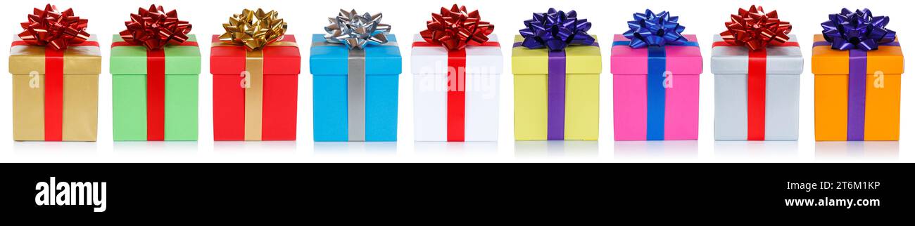 Viele farbenfrohe weihnachtsgeschenke Geschenkboxen in einer Reihe Panorama isoliert auf einem weißen Hintergrund Stockfoto