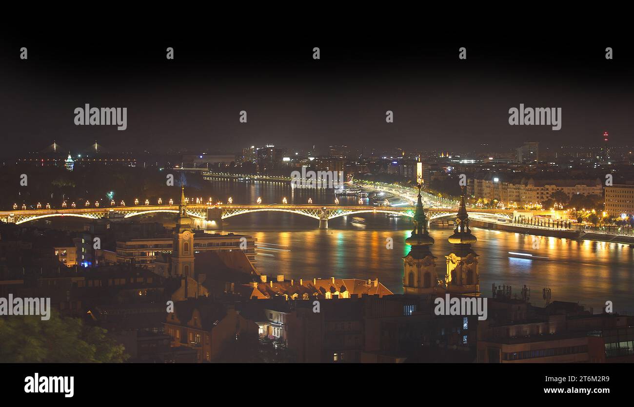 Nacht in budapest Ungarn mit langer Brücke und Donau mit Lichtern Stockfoto